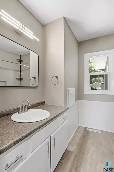 2104 E Russell St, Sioux Falls, SD 57103 photo 13