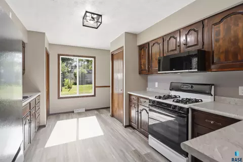 2104 E Russell St, Sioux Falls, SD 57103 photo 10