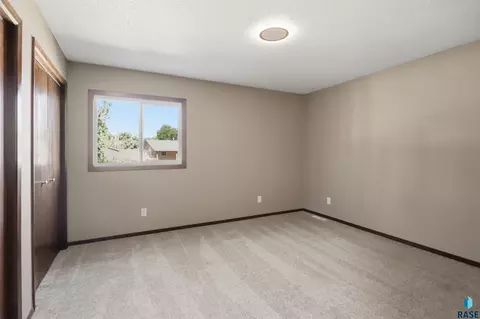 2104 E Russell St, Sioux Falls, SD 57103 photo 14