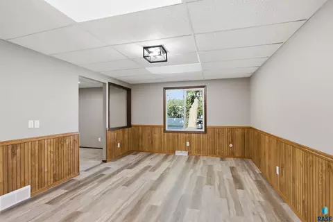 2104 E Russell St, Sioux Falls, SD 57103 photo 8