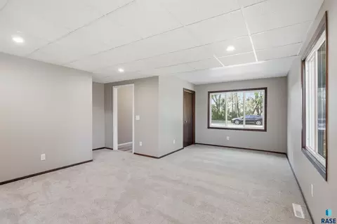 2104 E Russell St, Sioux Falls, SD 57103 photo 4