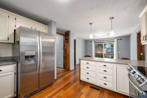 Kitchen - 48246 264th St, Brandon, SD 57005 photo 2 of 2