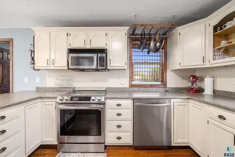 Kitchen - 48246 264th St, Brandon, SD 57005 photo 1 of 2