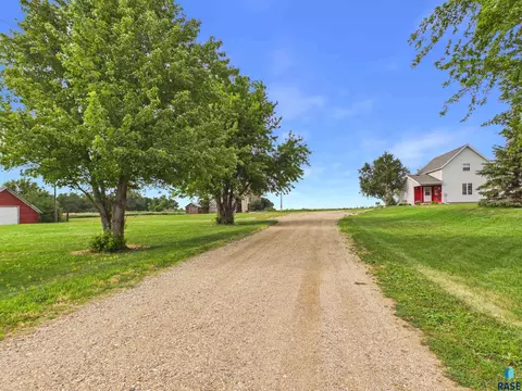 Exterior - 43116 230 St, Howard, SD 57349 photo 4 of 8