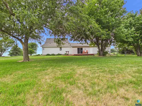 Exterior - 43116 230 St, Howard, SD 57349 photo 6 of 8