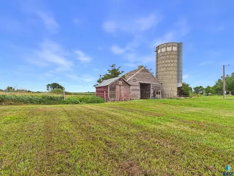 Exterior - 43116 230 St, Howard, SD 57349 photo 2 of 8