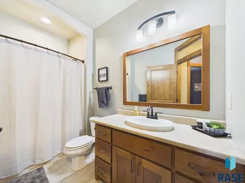 Bath - E 77th St, Sioux Falls, SD 57108 photo 3 of 4