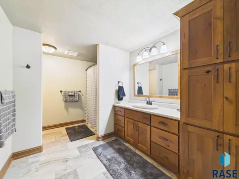 Bath - E 77th St, Sioux Falls, SD 57108 photo 4 of 4