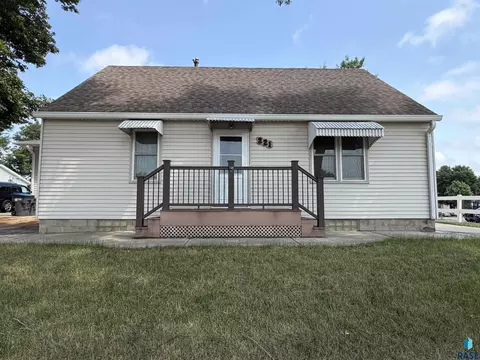 221 E Fletcher St, Luverne, MN 56156