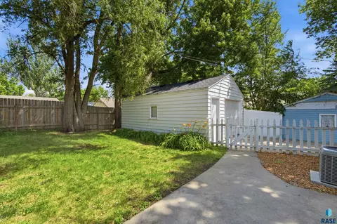 Exterior - 1508 W 28th St, Sioux Falls, SD 57105 photo 4 of 6