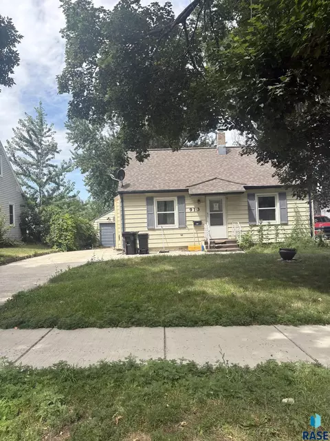 913 S Williams Ave, Sioux Falls, SD 57104