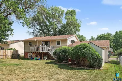 Exterior - 608 E Walnut St, Harrisburg, SD 57032 photo 2 of 3