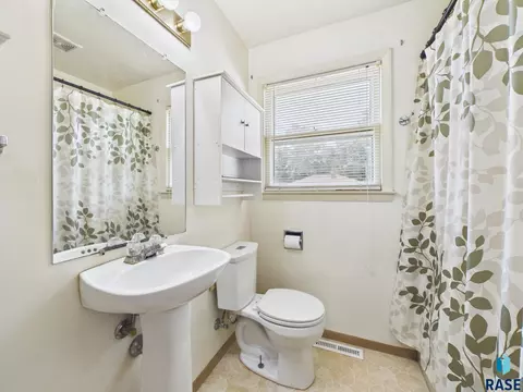 Bath - S Willow Ave, Sioux Falls, SD 57105 photo 1 of 1