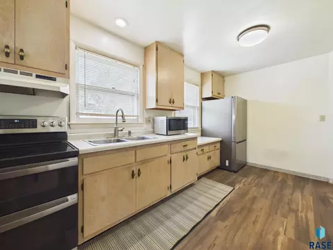 Kitchen - S Willow Ave, Sioux Falls, SD 57105 photo 3 of 4