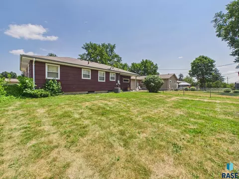 Exterior - S Willow Ave, Sioux Falls, SD 57105 photo 2 of 4