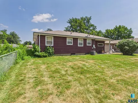 Exterior - S Willow Ave, Sioux Falls, SD 57105 photo 3 of 4