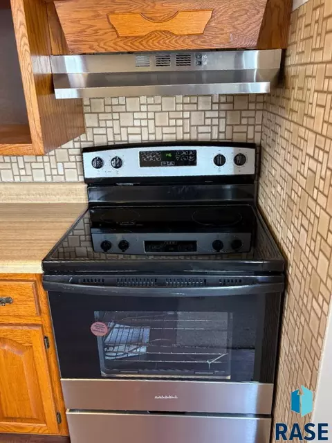 Kitchen - 1426 E 17th St, Sioux Falls, SD 57104 photo 2 of 5