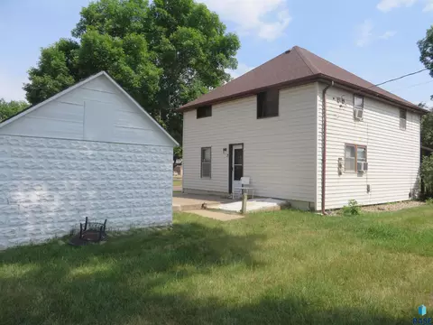 Exterior - 1426 E 17th St, Sioux Falls, SD 57104 photo 2 of 2