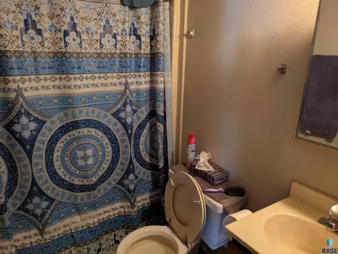 Bath - 1426 E 17th St, Sioux Falls, SD 57104 photo 2 of 2