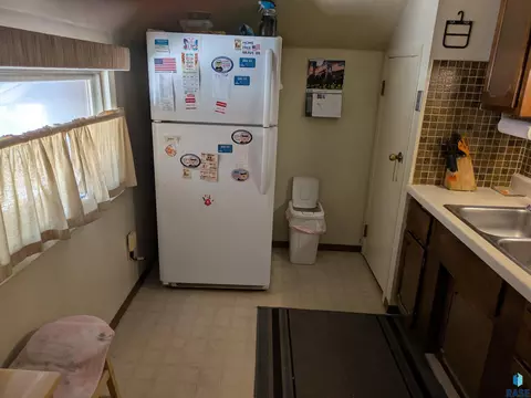 Kitchen - 1426 E 17th St, Sioux Falls, SD 57104 photo 4 of 5