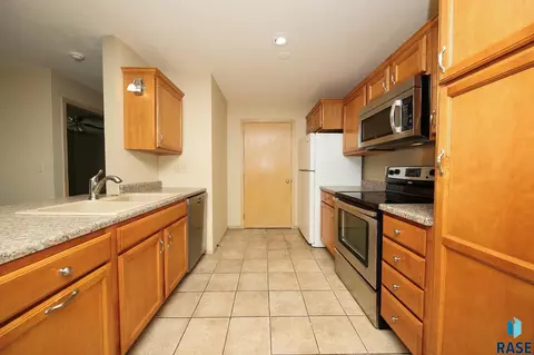 Kitchen - 4801 S Oxbow Ave # 101, Sioux Falls, SD 57106 photo 2 of 2