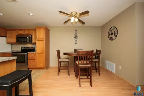 Dining - 4801 S Oxbow Ave # 101, Sioux Falls, SD 57106 photo 2 of 2