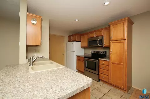 Kitchen - 4801 S Oxbow Ave # 101, Sioux Falls, SD 57106 photo 1 of 2