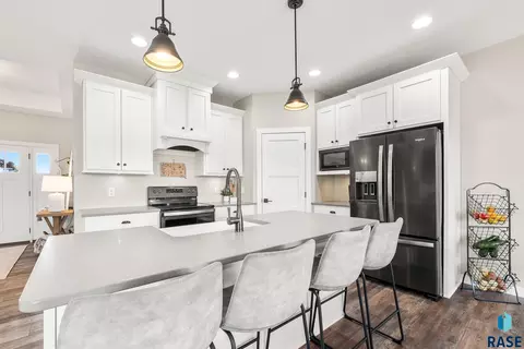 Kitchen - 7009 E Sierra Trl, Sioux Falls, SD 57110 photo 2 of 7