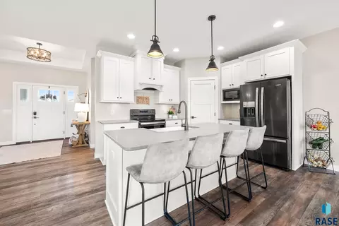 Kitchen - 7009 E Sierra Trl, Sioux Falls, SD 57110 photo 5 of 7