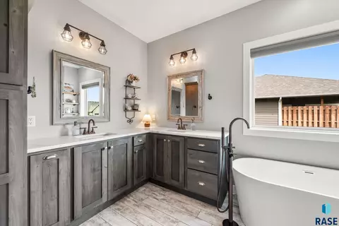 Bath - 7009 E Sierra Trl, Sioux Falls, SD 57110 photo 2 of 4