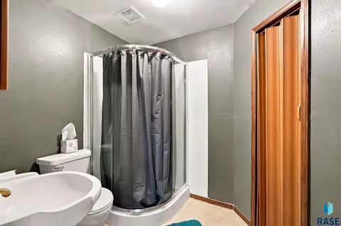 Bath - 900 E Magnolia Dr, Brandon, SD 57005 photo 2 of 2