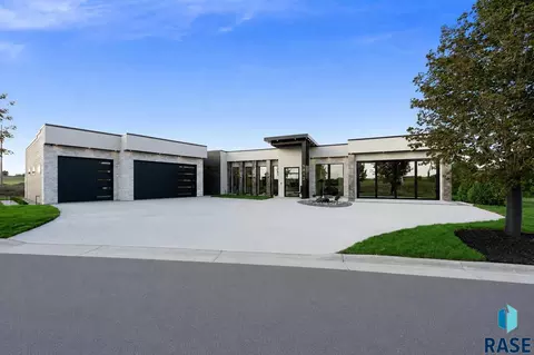 5812 N Mapleton Pl, Sioux Falls, SD 57104