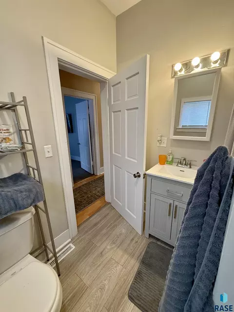 Bath - 208 E King St, Chamberlain, SD 57325 photo 2 of 5
