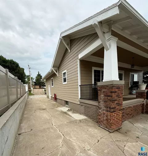 Exterior - 208 E King St, Chamberlain, SD 57325 photo 2 of 3
