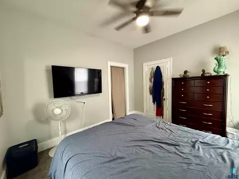 Bedroom - 208 E King St, Chamberlain, SD 57325 photo 2 of 7