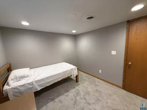 Bedroom - 208 E King St, Chamberlain, SD 57325 photo 6 of 7