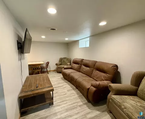 Living - 208 E King St, Chamberlain, SD 57325 photo 4 of 5