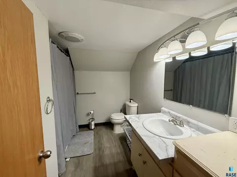Bath - 208 E King St, Chamberlain, SD 57325 photo 4 of 5
