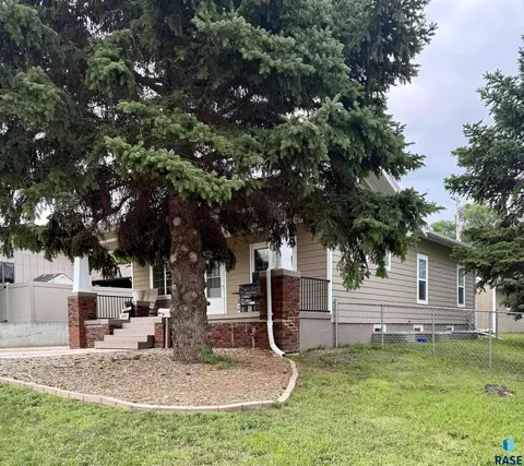 Exterior - 208 E King St, Chamberlain, SD 57325 photo 3 of 3