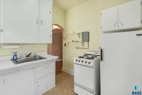 Kitchen - 500 N Egan Ave, Madison, SD 57042 photo 4 of 5