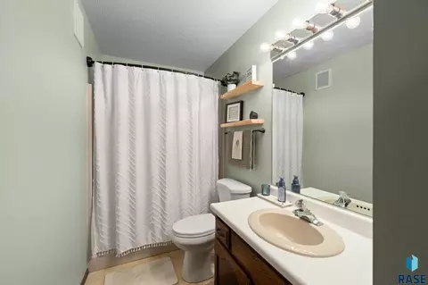Bath - 4709 E Alpine Cir, Sioux Falls, SD 57110 photo 2 of 3