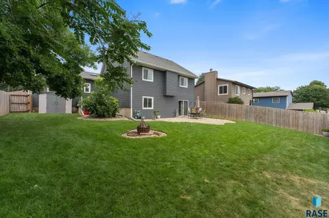 Exterior - 4709 E Alpine Cir, Sioux Falls, SD 57110 photo 3 of 4