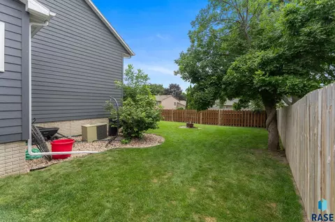 Exterior - 4709 E Alpine Cir, Sioux Falls, SD 57110 photo 2 of 4