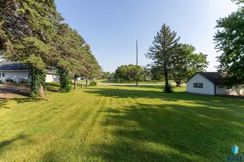 E Boynton Ave, Lennox, SD 57039 photo 2