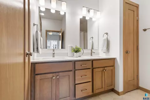Bath - 2412 E Jetty Pl, Sioux Falls, SD 57108 photo 1 of 3