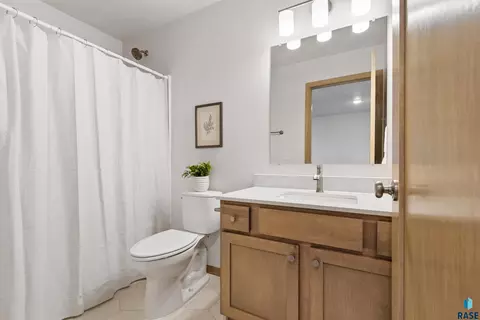 Bath - 2412 E Jetty Pl, Sioux Falls, SD 57108 photo 2 of 3
