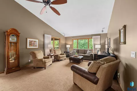 Living - 47303 Rogness Pl, Renner, SD 57055 photo 1 of 5