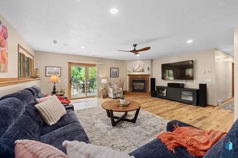 Living - 47303 Rogness Pl, Renner, SD 57055 photo 4 of 5