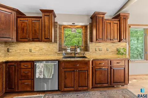 Kitchen - 47303 Rogness Pl, Renner, SD 57055 photo 2 of 3