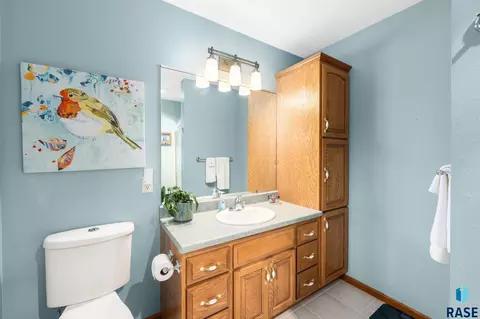 Bath - 47303 Rogness Pl, Renner, SD 57055 photo 2 of 5